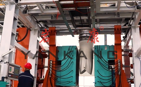 吹塑和滾塑相比,更節能環保,生產環境更干凈 吹塑和滾塑