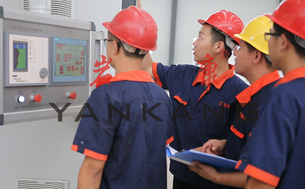 大型中空吹塑機開機前準備工作完成之后,可以按工藝條件的規定,設定擠出吹塑機機頭及各加熱段溫度并進行逐段加熱。 大型中空吹塑機開機前準備