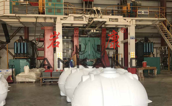 一切準備工作都順利進行,臥式水箱大型中空吹塑機也正式投入生產。 臥式水箱大型中空吹塑機