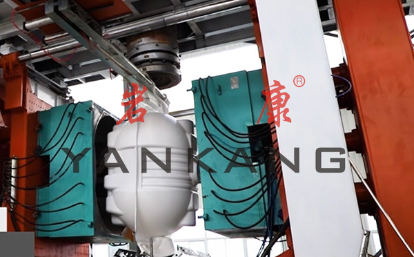 全自動擠出中空吹塑機的冷切刀是可以切斷多余型胚,并且會將成型后的產品取出 全自動擠出中空吹塑機組成結構