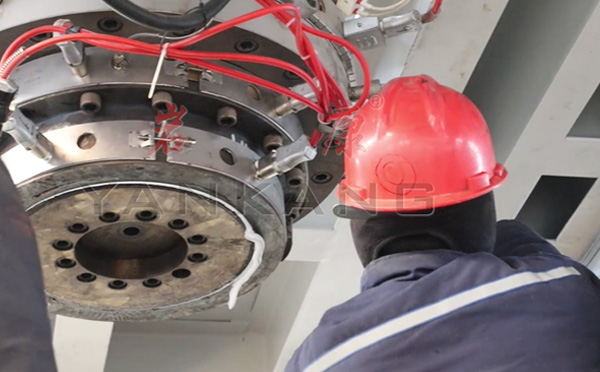 擠出機的日常維護(hù)保養(yǎng)和定期維護(hù)保養(yǎng)都需要按照要求去做 塑料中空吹塑擠出機維護(hù)保養(yǎng)