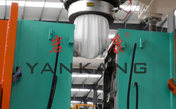 好的擠出機維護(hù)保養(yǎng)可以大大提高中空吹塑機的效率 塑料中空吹塑擠出機維護(hù)保養(yǎng)