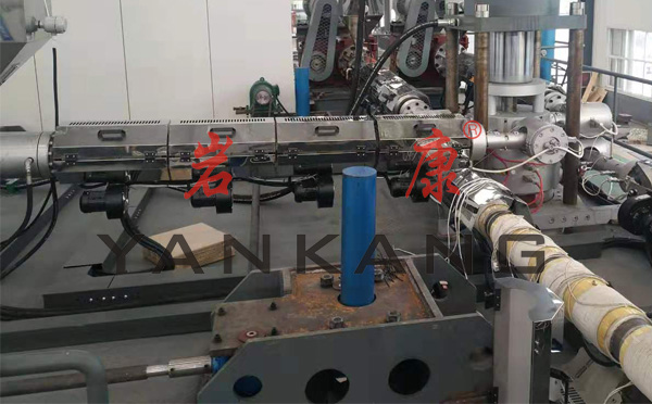 巖康中空吹塑機(jī)使用的是性能穩(wěn)定,塑化能力更強(qiáng)的IKV螺桿 中空吹塑機(jī)下料不穩(wěn)定解決辦法