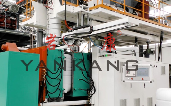 巖康小編建議大家選擇全自動(dòng)吹塑機(jī) 選擇吹塑機(jī)