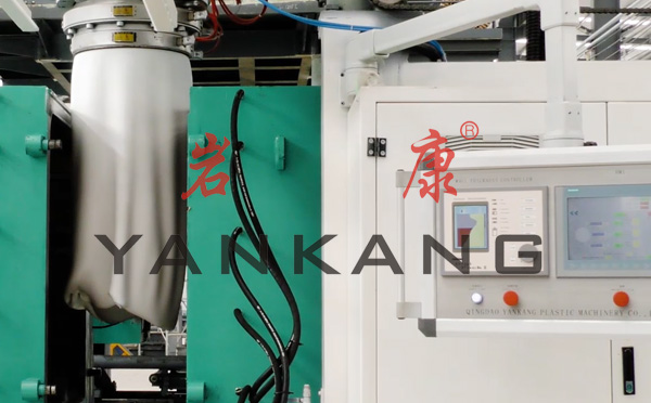 巖康中空吹塑機在工業中的應用