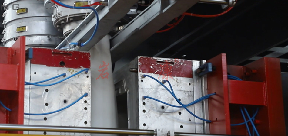 青島巖康塑料機械中空吹塑機生產 中空吹塑機料胚有氣泡