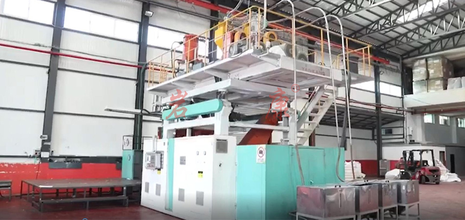 巖康大型多層中空吹塑機試機 巖康大型多層塑料水箱中空吹塑機在巴基斯坦成功運行