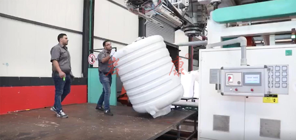 巖康大型多層水箱中空吹塑機 巖康大型多層塑料水箱中空吹塑機在巴基斯坦成功運行