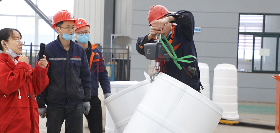 巖康230升塑料立式水箱中空吹塑機試機生產 巖康230升塑料立式水箱中空吹塑機試機生產