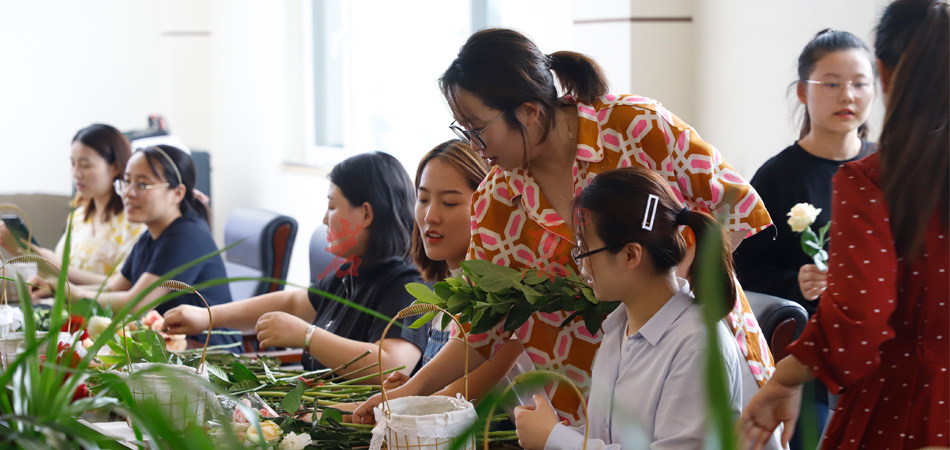 巖康舉辦藝術(shù)插花活動(dòng) 巖康舉辦藝術(shù)插花活動(dòng)