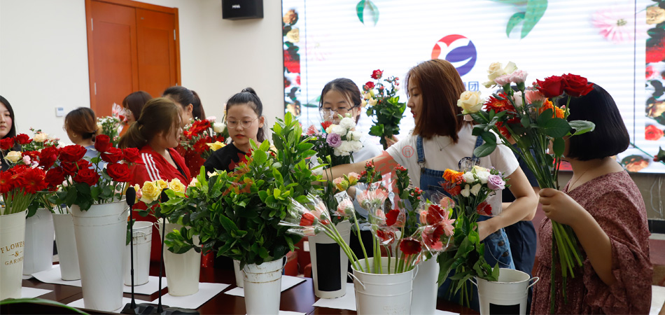 巖康舉辦藝術(shù)插花活動(dòng) 巖康舉辦藝術(shù)插花活動(dòng)