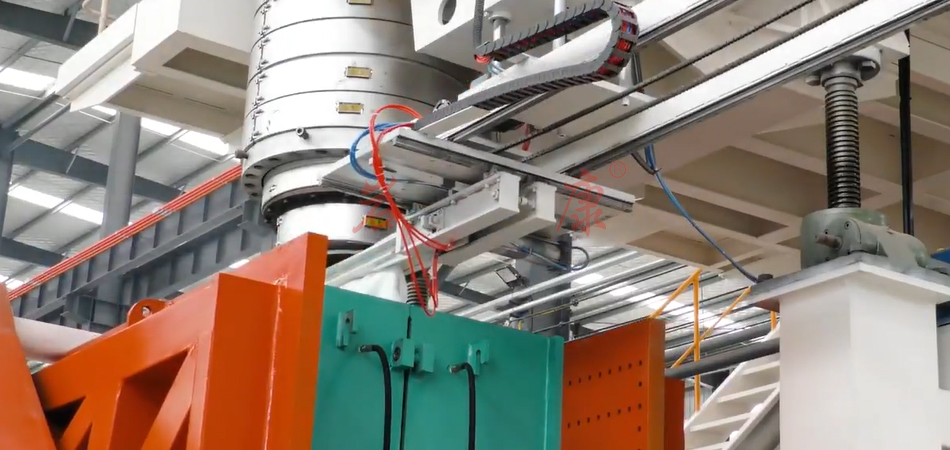 巖康大型儲料式中空吹塑機型胚 大型中空吹塑機型胚怎么切斷的