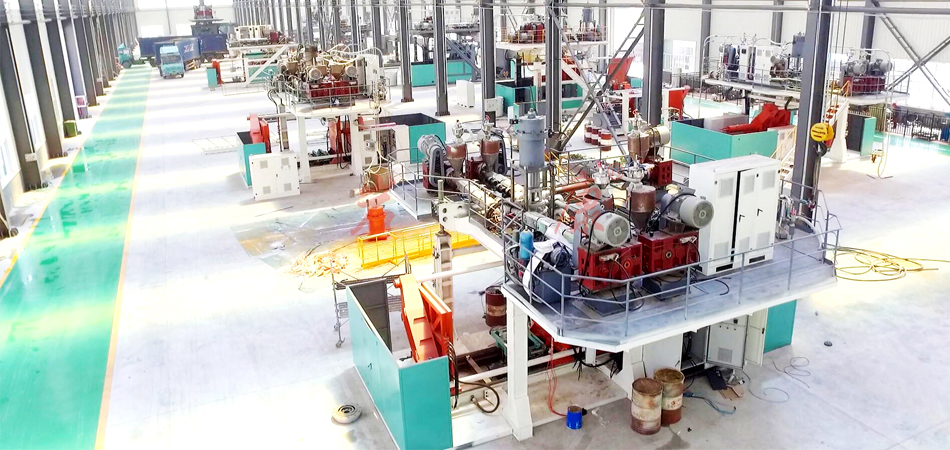 巖康吹塑機廠家生產車間 雙層吹塑機廠家